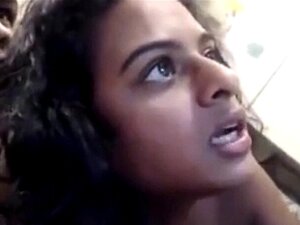 Pute délicieuse desi de 19 ans. Mauvaise pute amateur desi faisant un