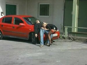 Scène de baise en plein air allemande près de la voiture ST69