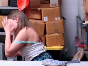 Une petite voleuse fait une pipe. Une petite mignonne voleuse fait une