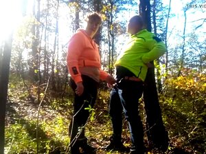 Mon étalon en chaleur me baise dans les bois