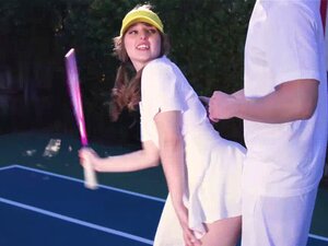 Les meilleures amies reçoivent une leçon de tennis d'un étalon