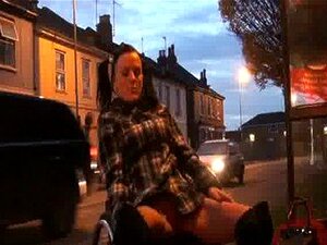 Leah Caprice exhibe son nu à Cheltenham depuis son fauteuil roulant