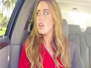 Une mignonne lifegurad aux gros seins baise en voiture POV