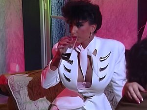 Baise vintage en disco avec Sarah Youthful et ses alliées