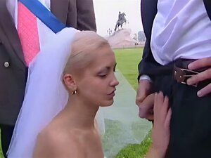 Mariée en chaleur suce une fête de mariage. La mariée en chaleur