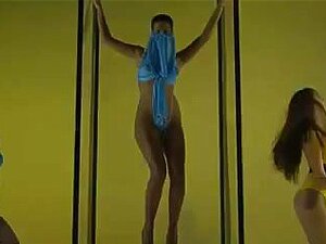 Des films porno arabes montrent un groupe de danseuses exotiques. Des