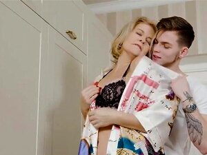 SHAME4K. Séductrice mature n'attendait pas l'homme