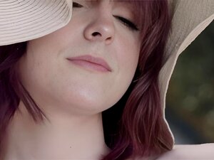 Des transgenres sexy baisent avec une femme en baise à trois
