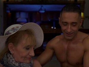 Une grand-mère perkyboobed se fait baiser la chatte et se fait