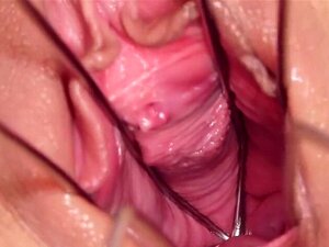 La mignonne tchèque perverse ouvre sa chatte serrée à la spéciale.