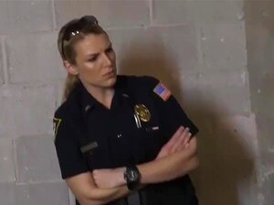 Une belle amateur à gros seins baise un faux soldat et se fait