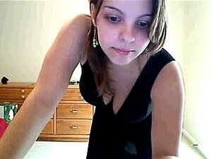 La mignonne camsluts aux gros seins montre ses seins et ses bas, la