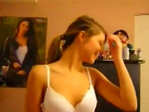 La petite mignonne la mieux notée baise et avale. La petite mignonne