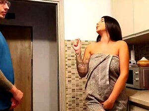 Regardez cette chaude amateur française vivre ses fantasmes en