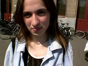 Tania (une autre) montre à Harry