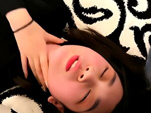 Découvrez le charme exotique d'une séduisante milf chinoise dans
