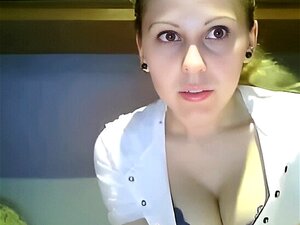 Les taquineries de la webcam - Une fille suce ses orteils