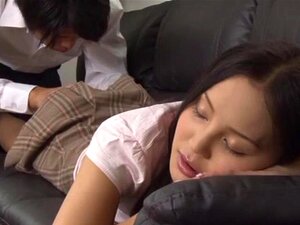 Une nana nue hurle avec une grosse bite asiatique claquant sa chatte