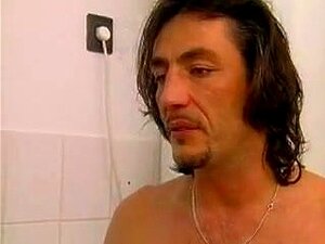 L'Italienne Mama Karola dans la salle de bain