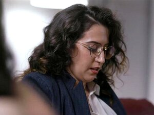 April ONeil, une journaliste, se présente pour interviewer Sinn Sage,