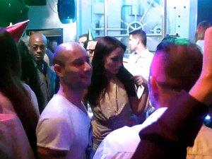 Des nanas de fête dégueulasses dansent, des nanas de fête ultra