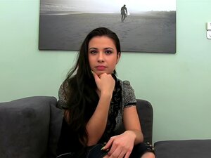 FakeAgent Les cheveux bruns minuscules prennent une creampie humide