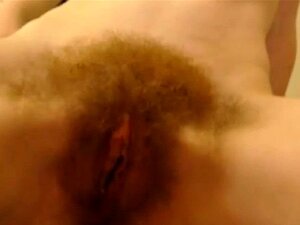 Salope moche a une chatte poilue et un énorme gode hardcor