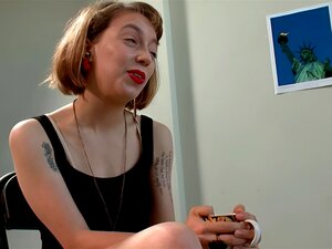 Après une réunion de groupe de soutien, la maîtresse MILF Madeline