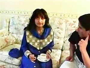 Une MILF indienne se fait conner pour se déshabiller