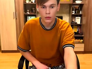 Beau garçon gay se branle devant la webcam