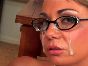 Secrétaire aux bas Holly West