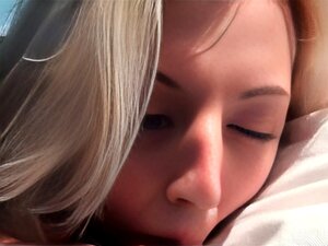 Une blonde en auto-stop se retrouve nue à sucer une grosse queue
