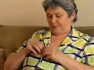 OmaPasS Chatte de grand-mère poilue masturbée avec des légumes