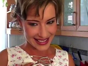 Une femme au foyer se fait baiser dans la cuisine