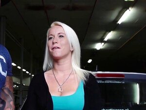 Une pute hollandaise se fait doigter. La pute néerlandaise se fait