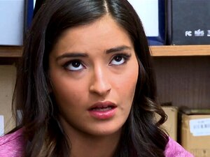 Le regret d'Emily ne la sauvera pas d'une bonne baise par un flic en