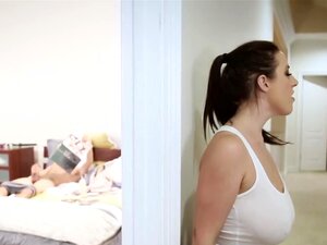 La bonne à la maison aux courbes généreuses Angela White baisée