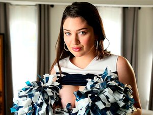 Poupée brune esthétique aux gros seins, Alyx Star se fait baiser par