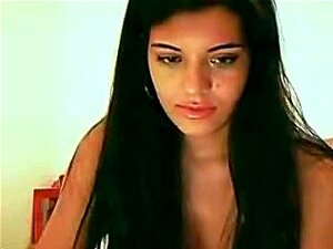 Belle brune avec de gros nichons se doigte sa chatte mignonne, une