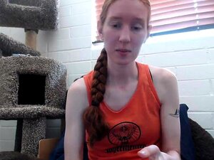 Petite coquine maigre se masturbe sa chatte rasée en rose