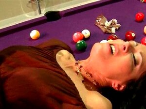 Chatte de MILF chanceuse léchée sur la table de billard. Maman