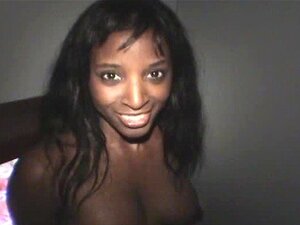 Ebony Cameron suce des queues blanches dans le gloryhole de Tampa