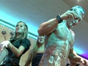 Des filles chaudes font une super orgie sexuelle dans un bar