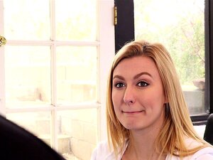 SheWillCheat - Une femme blonde baise son entraîneur devant son mari