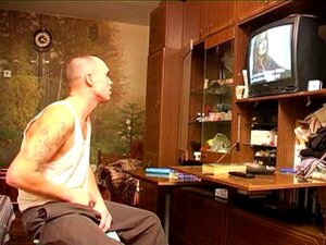 Maman surprend son copain en train de regarder du porno russe