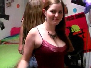 Des mignonnes à l'université se taquinent et baisent dans un