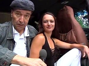 une salope indécente perméée par deux mecs, et cette nana gicle...,