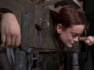 L'esclave se fait percer vicieusement. Une machine à baiser pilonne