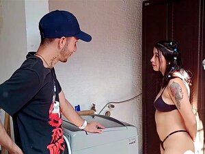 Je mange la grosse queue de mon demi-frère dans notre jardin