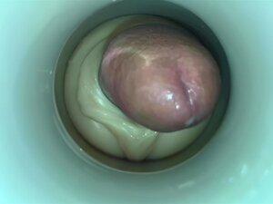 Regardez ce mec sexy se masturber avec son gode devant la caméra. Il